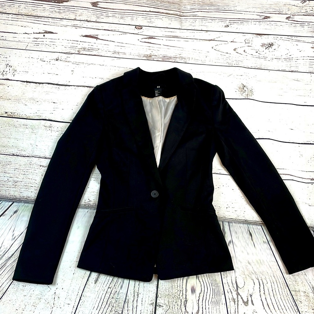H&M-Ladies NWOT black single button blazer, size 2